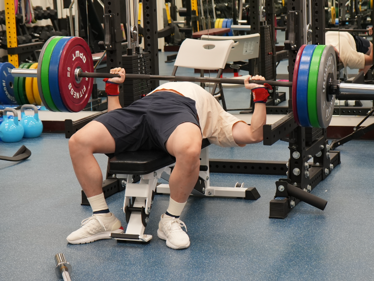 唯心運動醫療體系：動作品質與訓練重量權衡圖，解析正確動作軌跡對肌肥大與關節保護的重要性