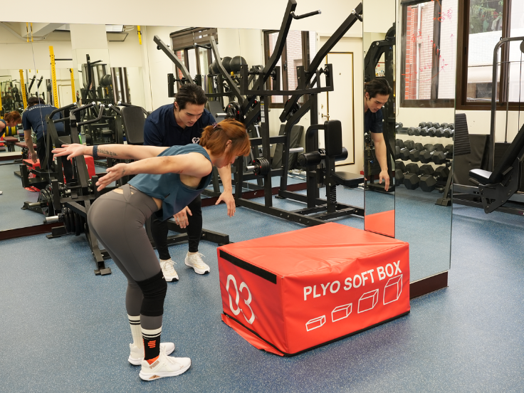 唯心運動醫療體系運動科學中心治療師進行肌力訓練指導，學員進行爆發力與敏捷力的訓練