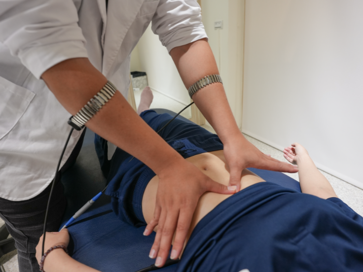 物理治療師執行內臟肌骨治療：以溫和手法放鬆腹部筋膜，促進循環並緩解腰痠痛感