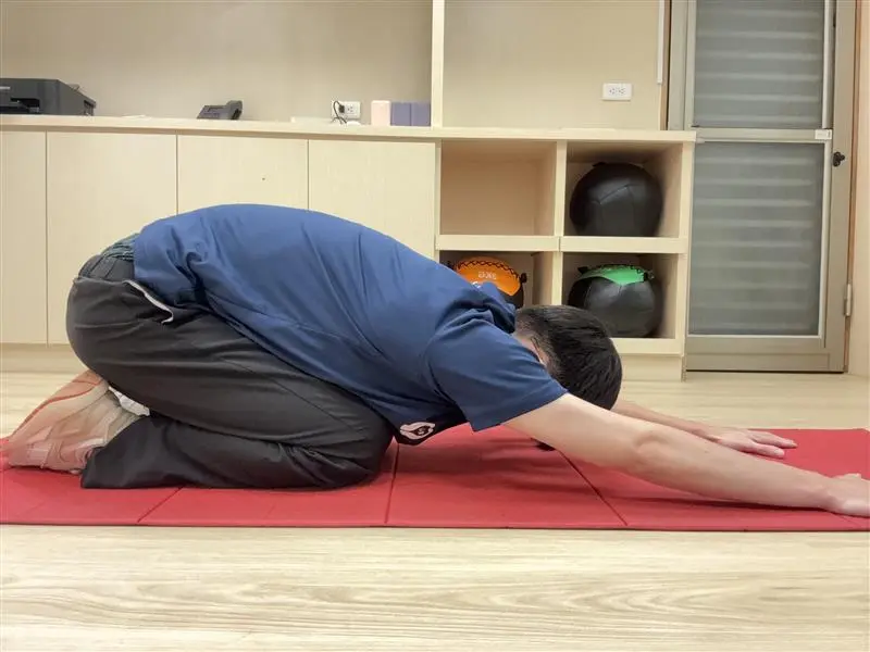 唯心運動醫療體系:物理治療師示範嬰兒式下背痛舒緩居家運動,溫和拉伸下背部緊繃肌群