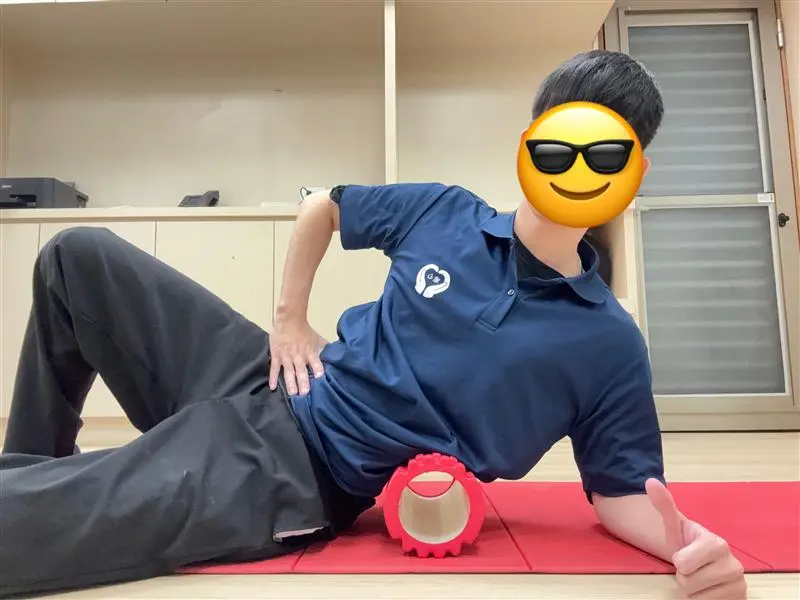 唯心運動醫療體系：物理治療師指導如何安全利用泡沫滾筒按壓側面肌肉群，釋放下背慢性壓力
