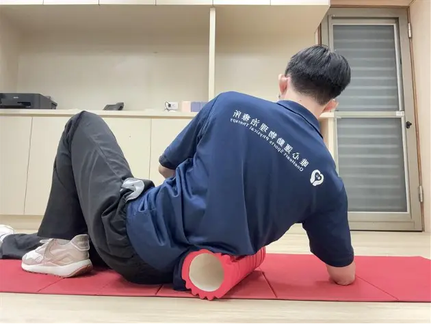 唯心運動醫療體系:臨床復健指導,示範居家滾筒物理修復動作,避開脊椎骨重壓以維護安全