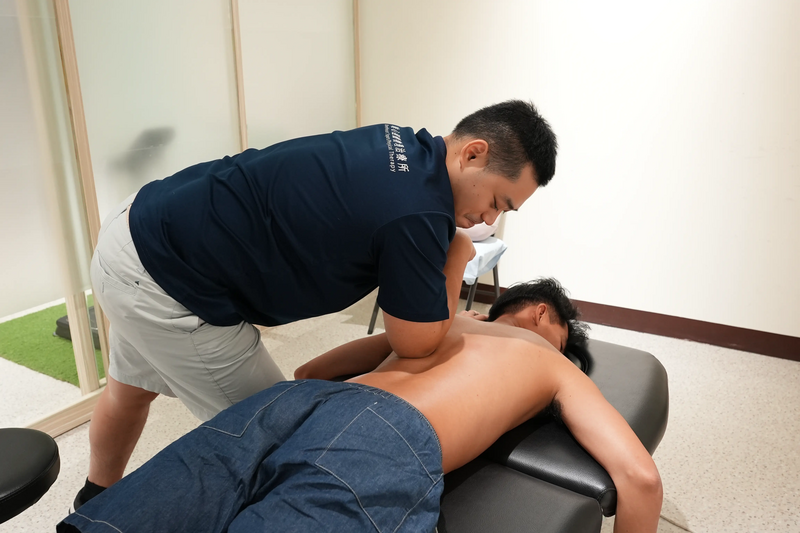 唯心運動醫療體系：臨床專業一對一徒手治療技術，深度減壓與釋放上斜方肌周邊僵硬緊繃肌肉筋膜