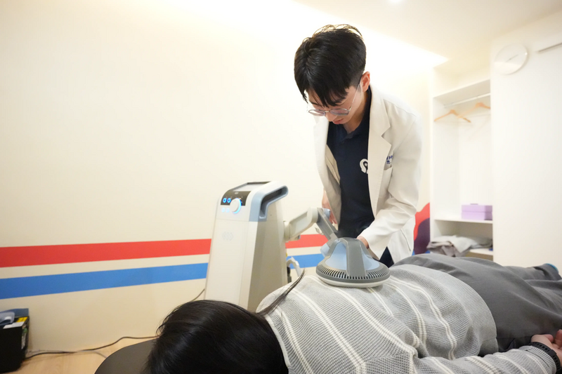 唯心運動醫療體系：引進高端自費物理治療儀器，利用SIS高強度超磁場科技精準放鬆深層肩頸組織