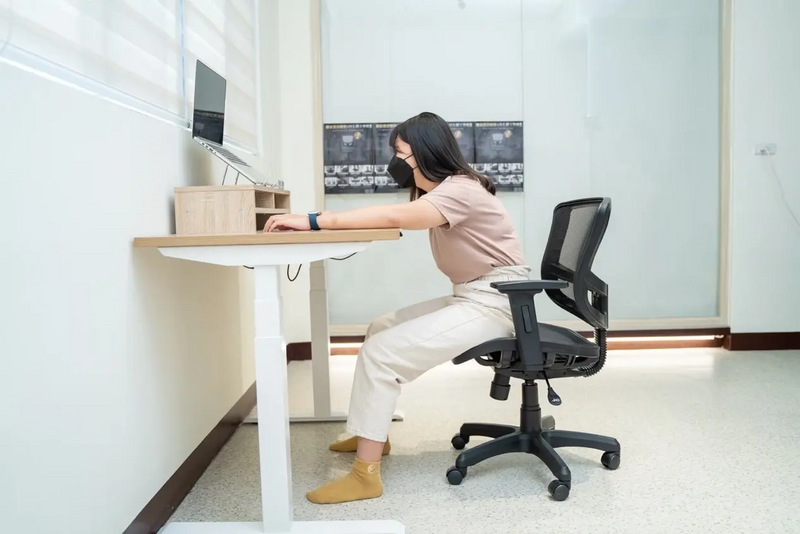 辦公室族群因長時間使用電腦導致後腦勺痛、眼壓高，這可能是枕神經受壓引起的枕神經痛症狀。