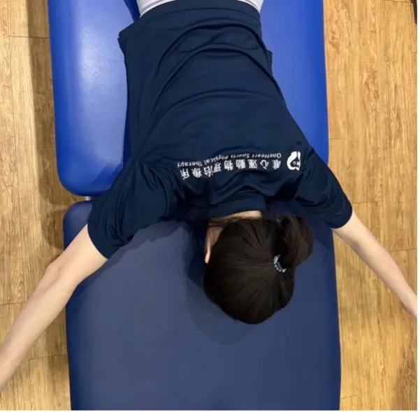 富貴包矯正運動：俯臥 Y 字形訓練改善胸椎後凸