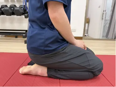 唯心運動醫療體系:物理治療師示範腳背痛舒緩方式:跪姿腳背伸展