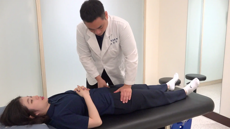 唯心運動醫療體系物理治療師示範內臟筋膜放鬆技術:以溫和手法解除深層沾黏並改善痠痛